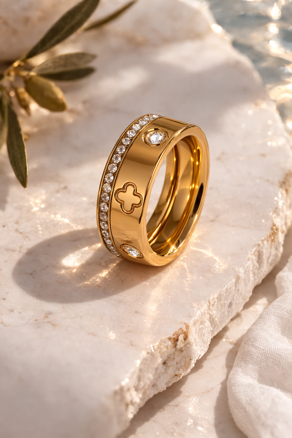 The Clover Ring Duo Crystal Band