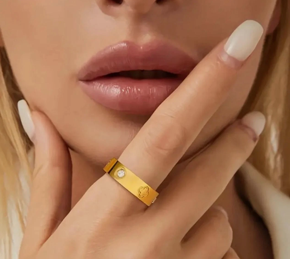 The Clover Ring Duo Crystal Band