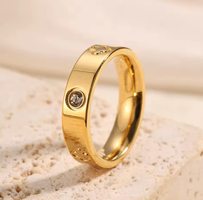 The Clover Ring Duo Crystal Band