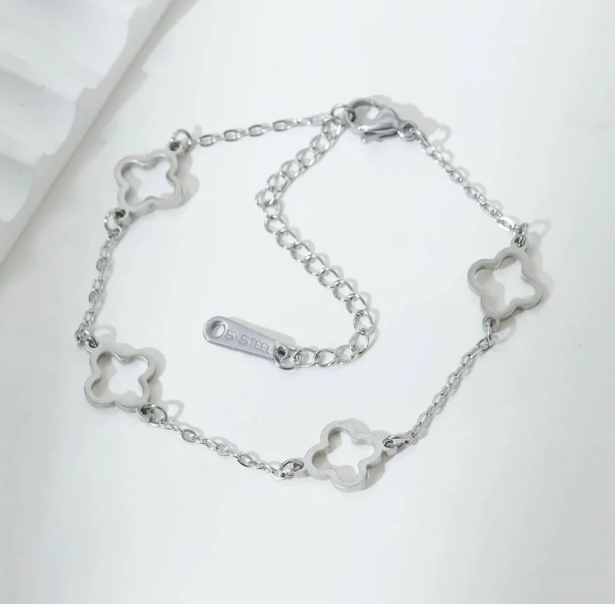 The Clover Bracelet