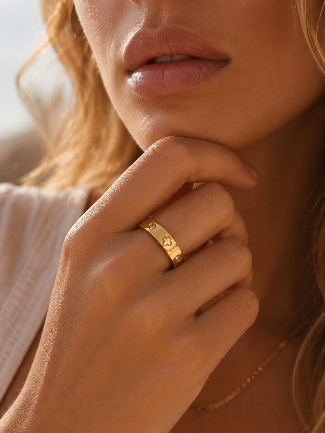The Clover Ring Duo Crystal Band